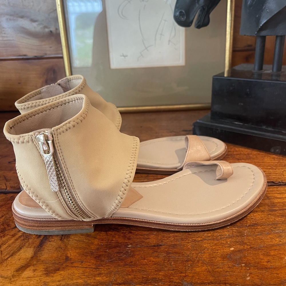 Donald Pliner Lily Leather Toe Ring Sandal Tan 7